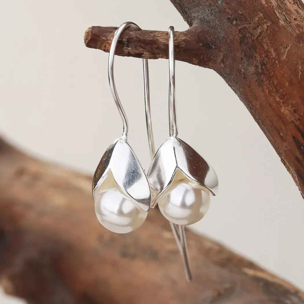 Long pendant pearl earrings