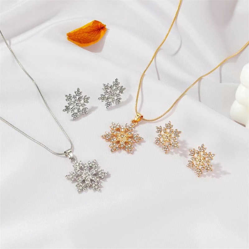 Zircon Snowflake Necklace