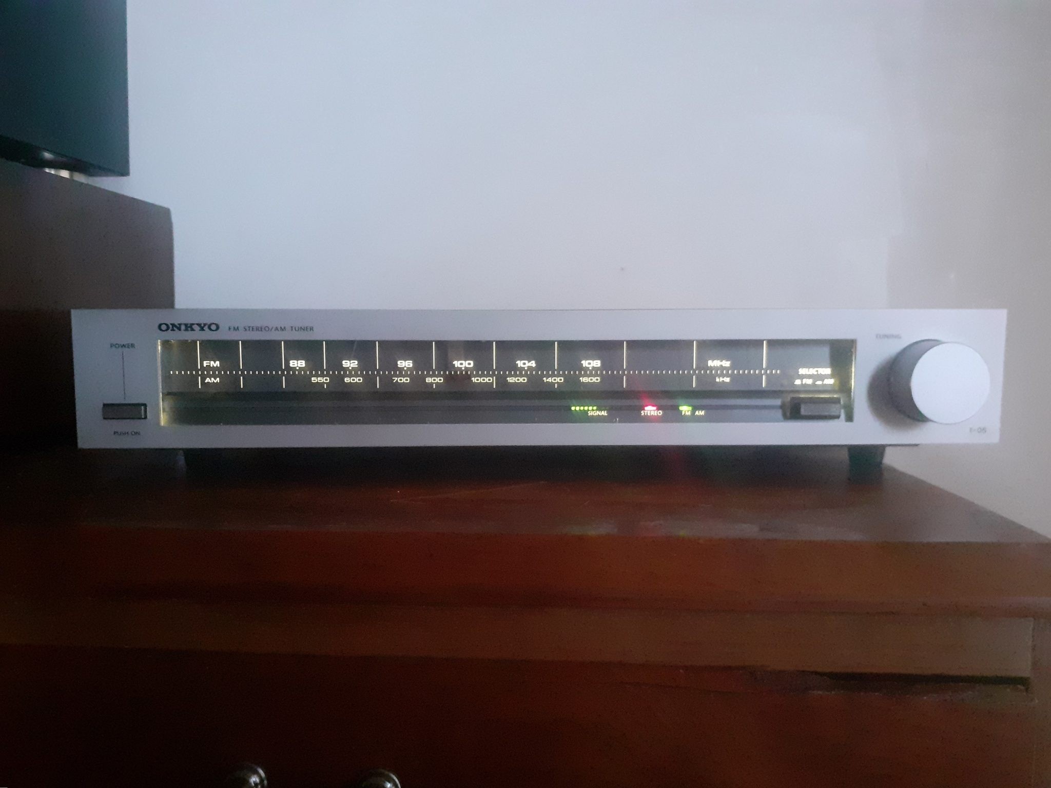 Onkyo Stereo FM/AM Tuner T-05