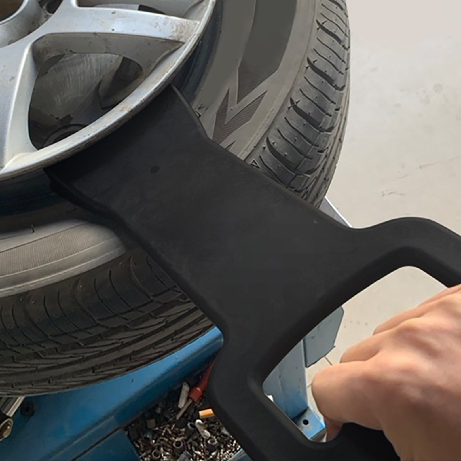 Auxiliary Tool For Car Tyre Installation