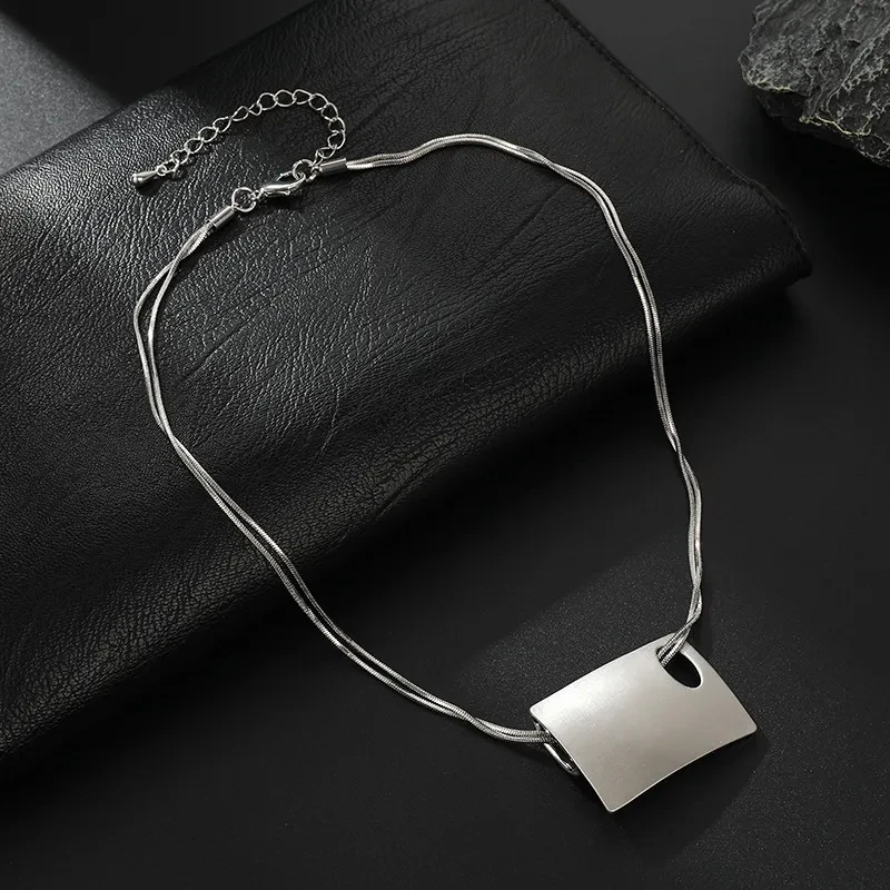 Design Sense Square Hollow Clavicle Chain Lady