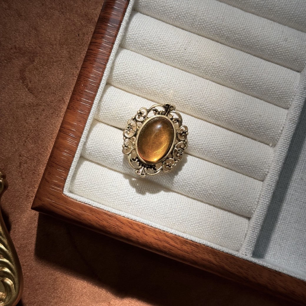 Retro Glass Maillard Light Luxury Ring