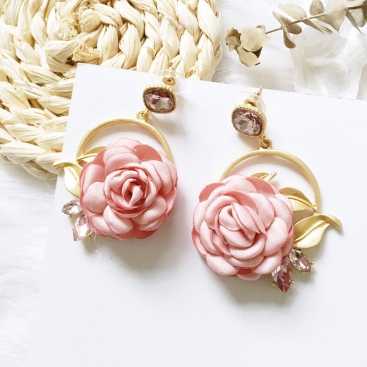 Sweet Rose Earrings With Diamonds And Flowers