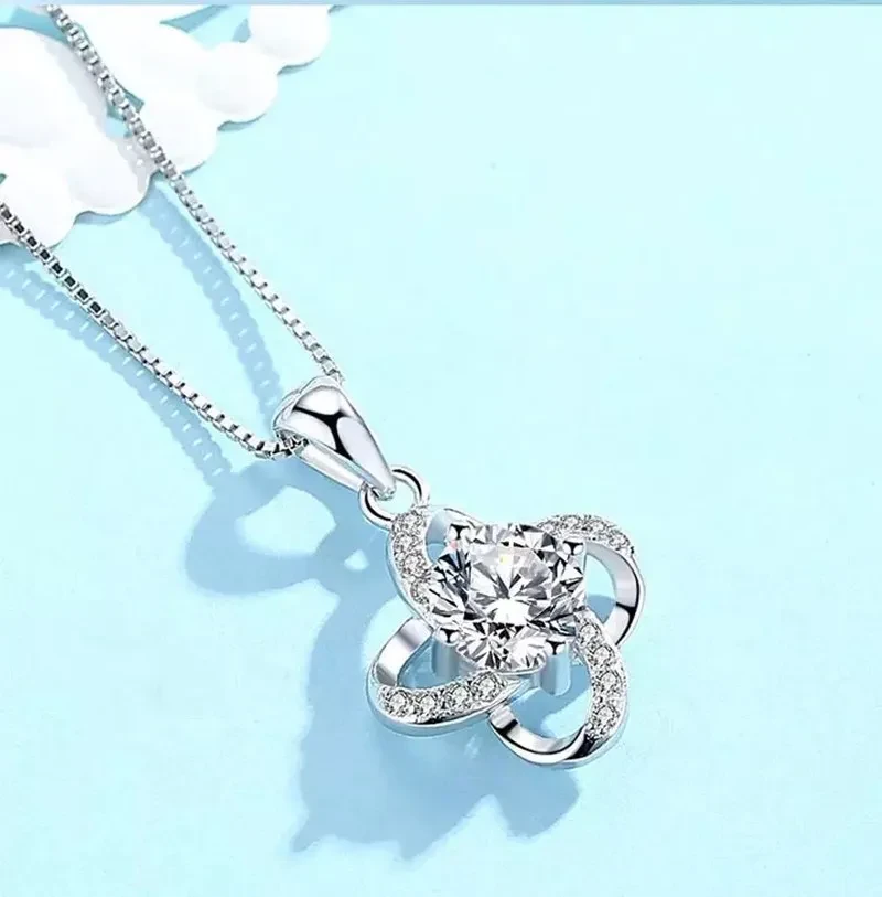 Four-leaf Clover Pendant Simple and Versatile Clavicle Chain