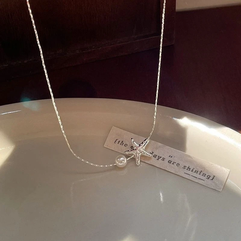 Elegant Starfish Pendant Necklace with Imitation Pearl  Fashionable Alloy Short Chain for Women and Girls, Versatile Charm Clavicle Jewelry, Ideal for Daily Wear and Valentine's Gift