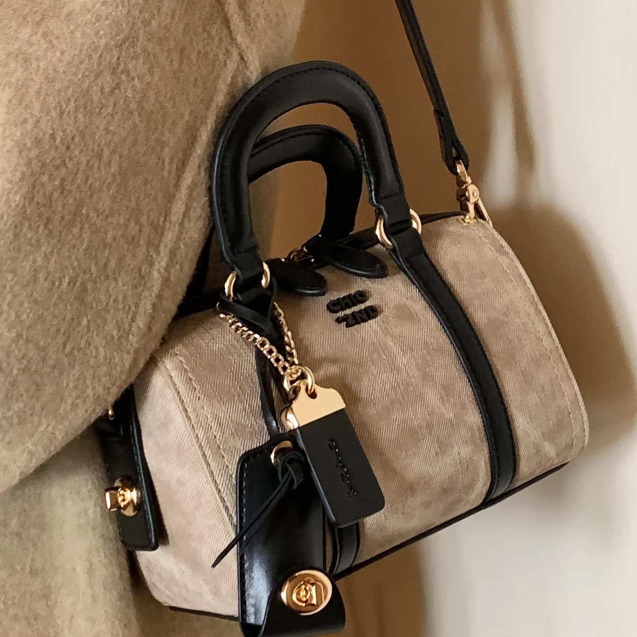 Women's Pillow Bag Convertible Crossbody Shoulder Bag with Golden-Tone Hardware, Zipper Closure & Detachable Chain Strap - Beige Handbag for Casual & Formal Outfits, Versatile Fashion Accessory, Polyester Lining
