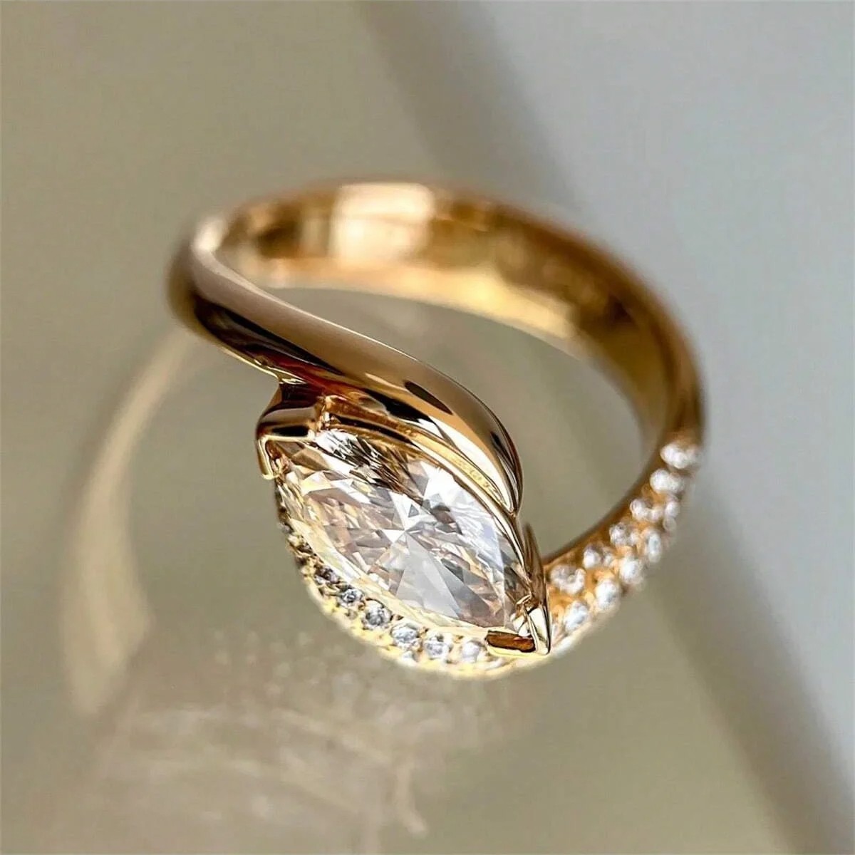 Luxurious Full Zircon 18K Gold Plated Single Ring for Women