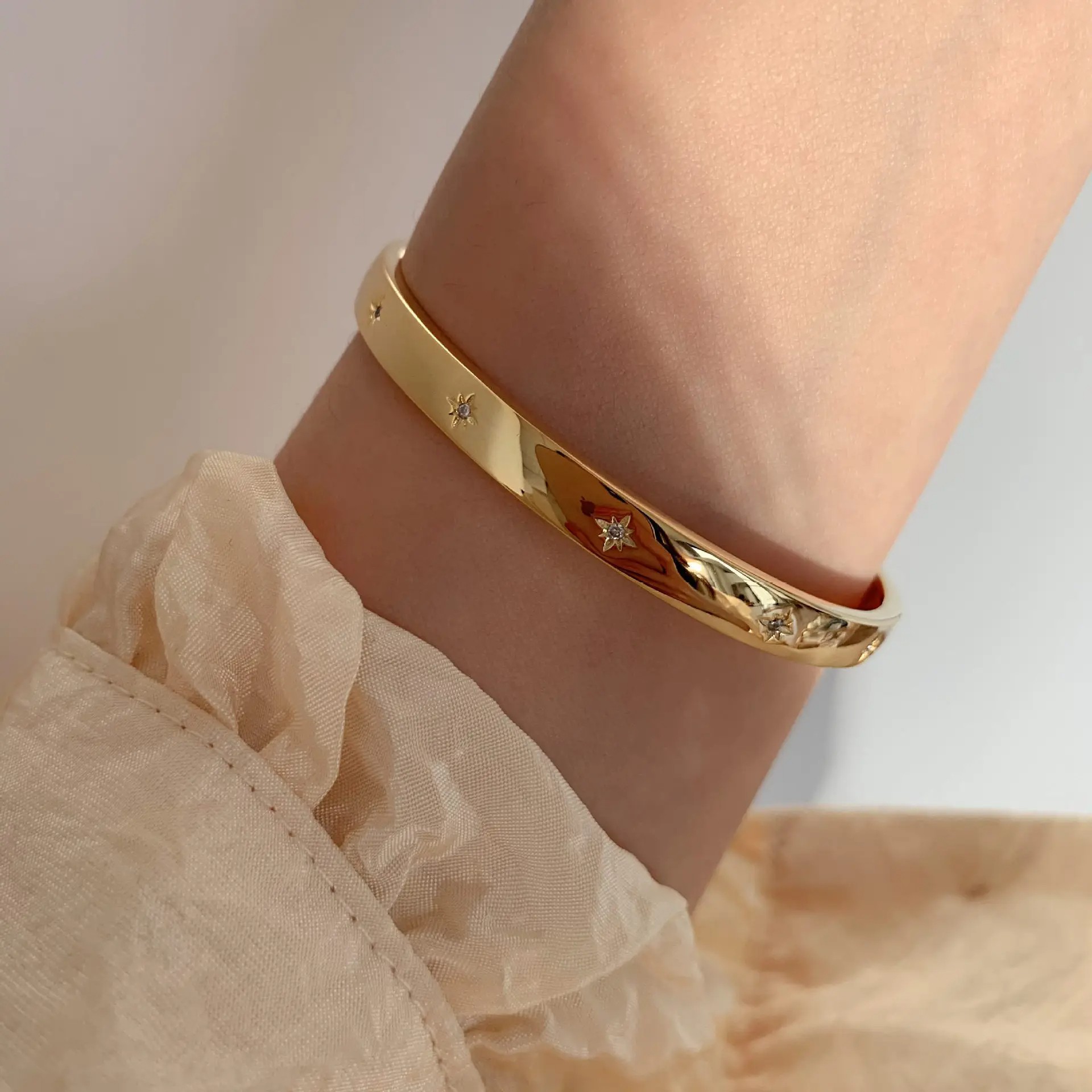 ANENJERY Smooth Shiny Star Bracelet Bangles